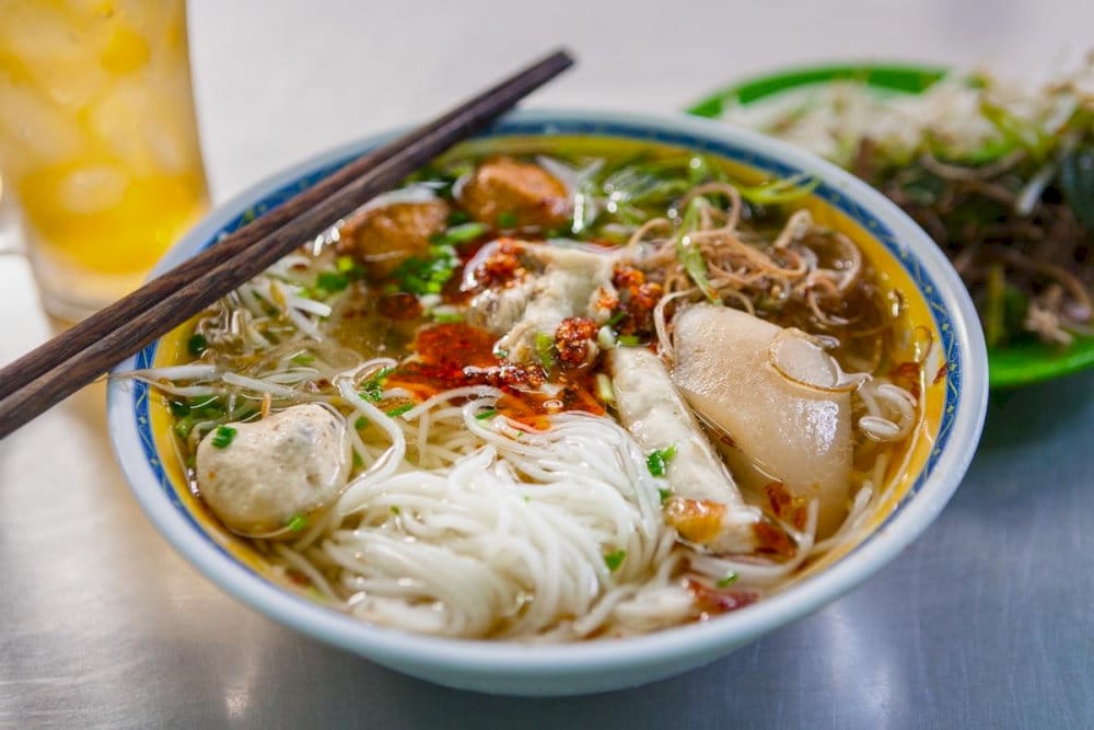 Tô bún mọc Kim Sơn với nước dùng trong veo, ăn kèm với các loại rau gia vị theo mùa, tạo nên hương vị đậm đà, thơm ngon 